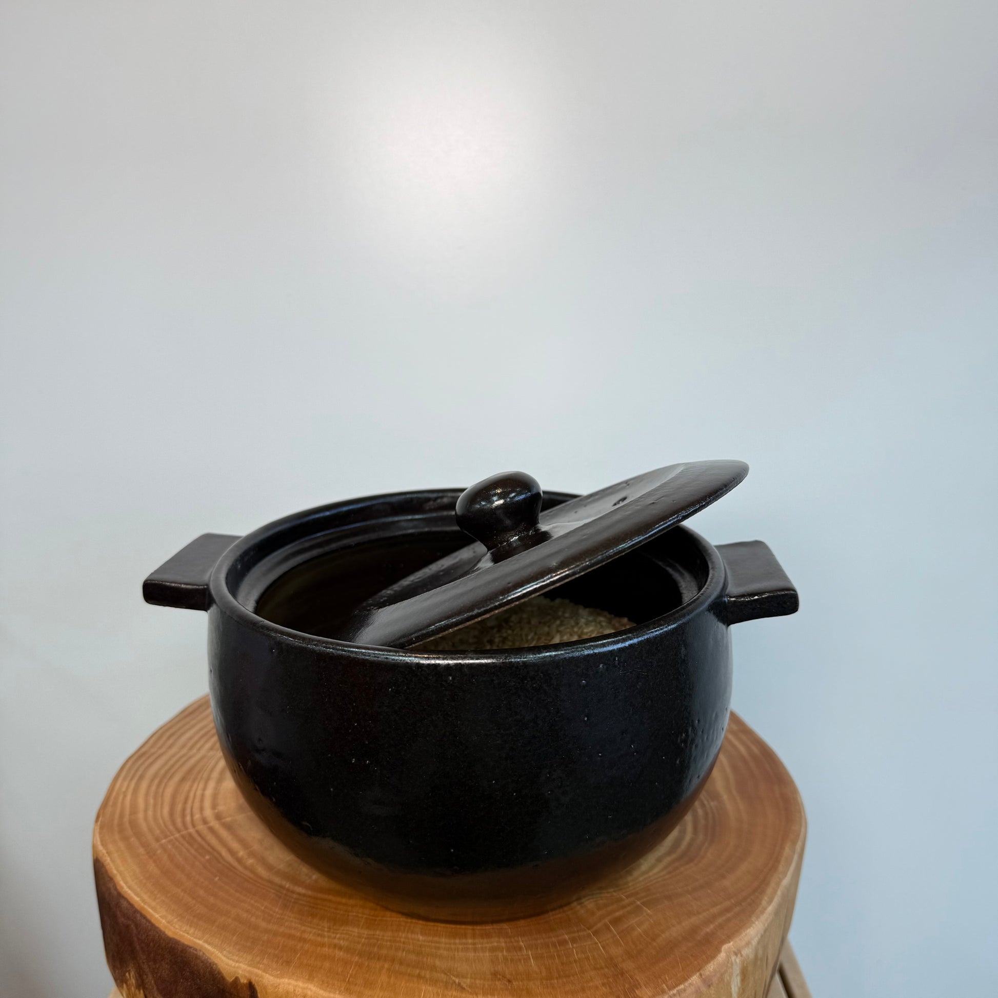 [Lee Jong Hwan] Acorn Earthenware Pot 도토리 뚝배기