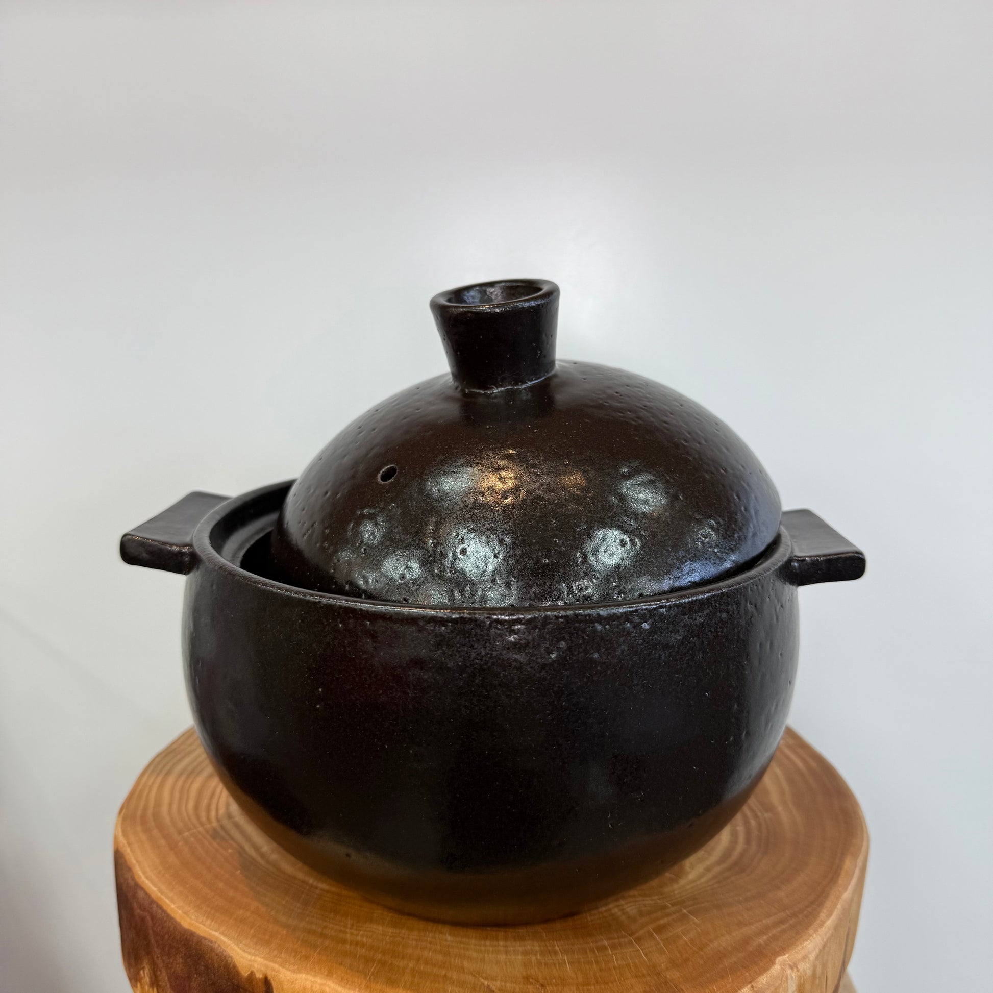 [Lee Jong Hwan] Piglet Earthenware Pot 둥근 뚝배기